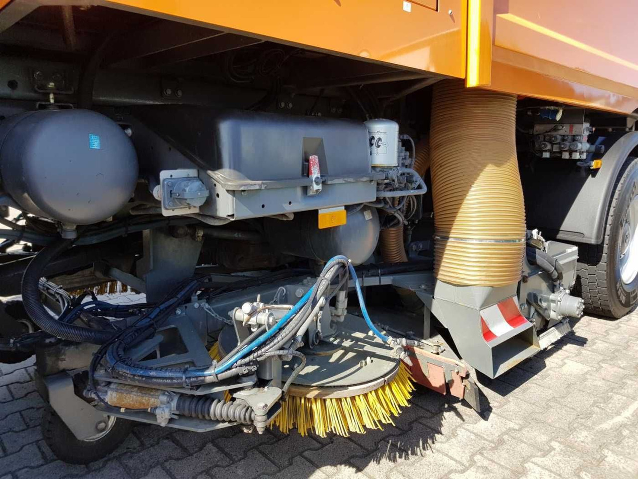 Balayeuse de voirie Mercedes-Benz Actros 2032 A 4x4 Bucher STKF 9500 Airport: photos 10