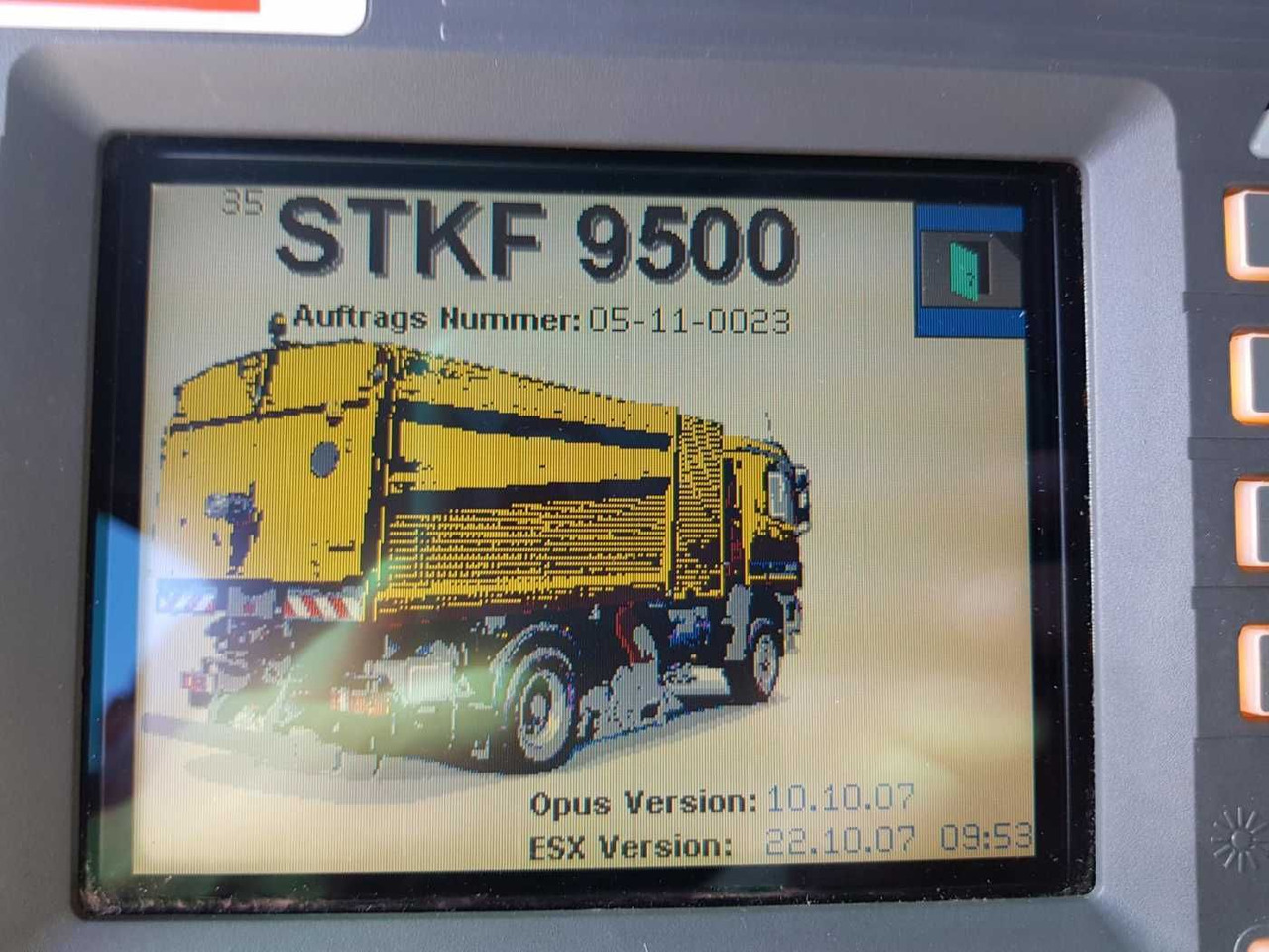 Balayeuse de voirie Mercedes-Benz Actros 2032 A 4x4 Bucher STKF 9500 Airport: photos 11