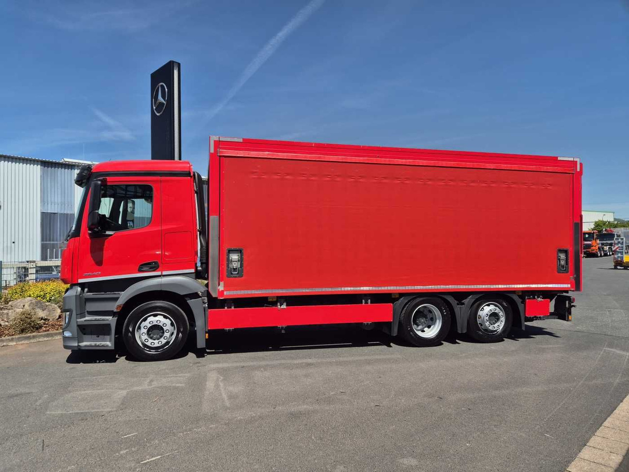 Mercedes-Benz Antos 2540 LnR 6x2 LBW Schiebeplanen AHK - Camion pour le transport de boissons: photos 4 Mercedes-Benz Antos 2540 LnR 6x2 LBW Schiebeplanen AHK - Camion pour le transport de boissons: photos 4