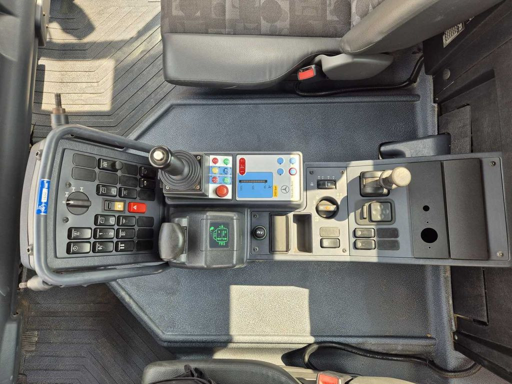 Crédit-bail de Unimog U 400 4x4 Fahrgestell Vario Pilot Zapfwelle LOF  Unimog U 400 4x4 Fahrgestell Vario Pilot Zapfwelle LOF: photos 12