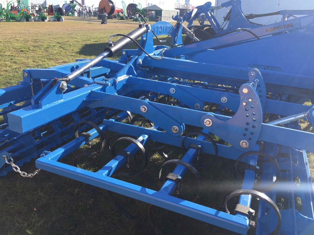 Hydraulically folding seedbed cultivator 4,2 m Agristal AU - Bineuse: photos 4 Hydraulically folding seedbed cultivator 4,2 m Agristal AU - Bineuse: photos 4