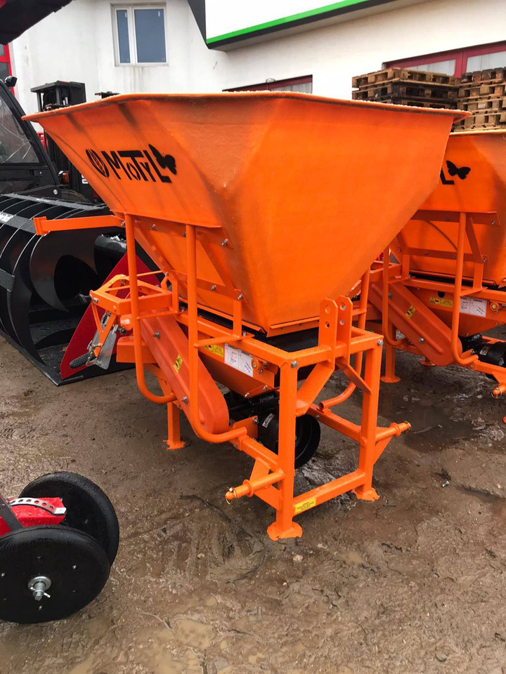 POM Augustów salt and sand spreader with communal attachment Motyl N 31M/1 - Distributeur d'engrais: photos 4 POM Augustów salt and sand spreader with communal attachment Motyl N 31M/1 - Distributeur d'engrais: photos 4