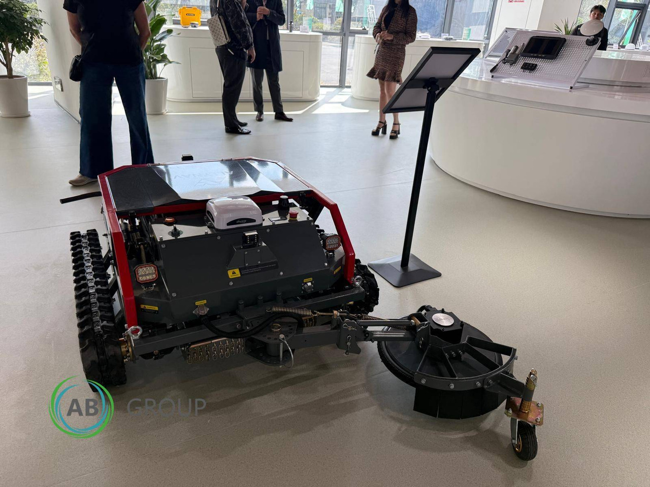 Taurus80E robotic lawn mower - Motofaucheuse: photos 2 Taurus80E robotic lawn mower - Motofaucheuse: photos 2