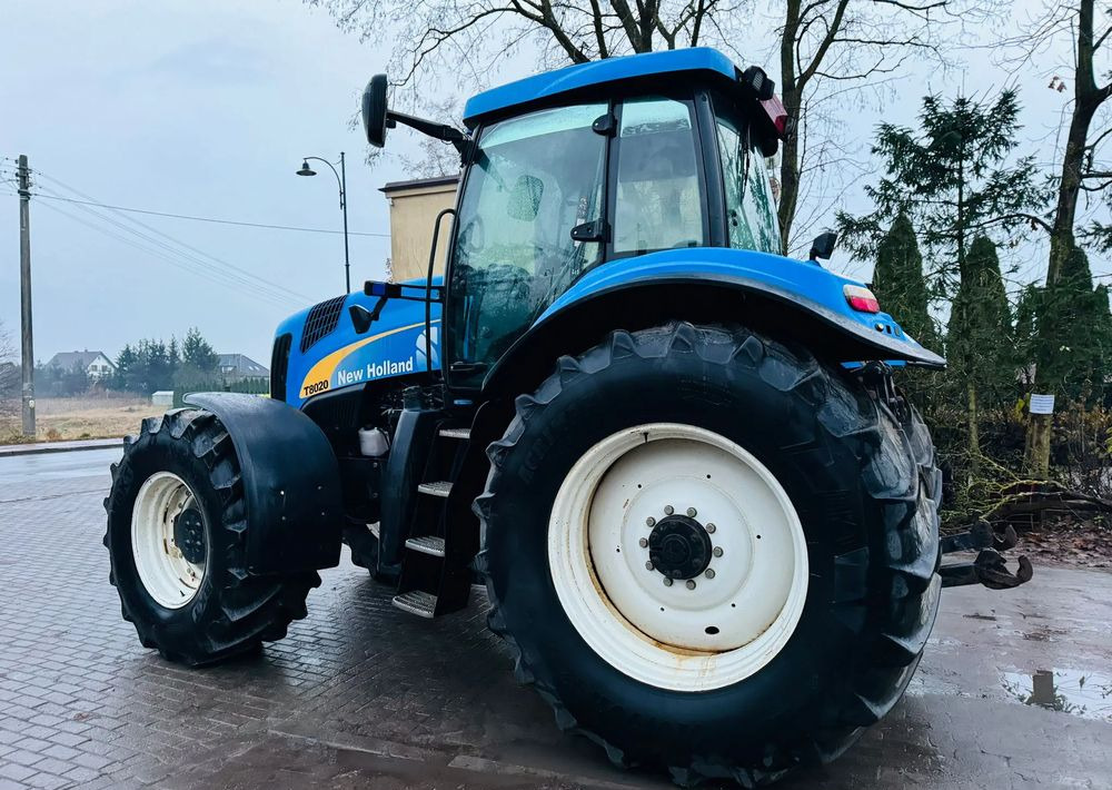 New Holland T8020 - Tracteur agricole: photos 3 New Holland T8020 - Tracteur agricole: photos 3