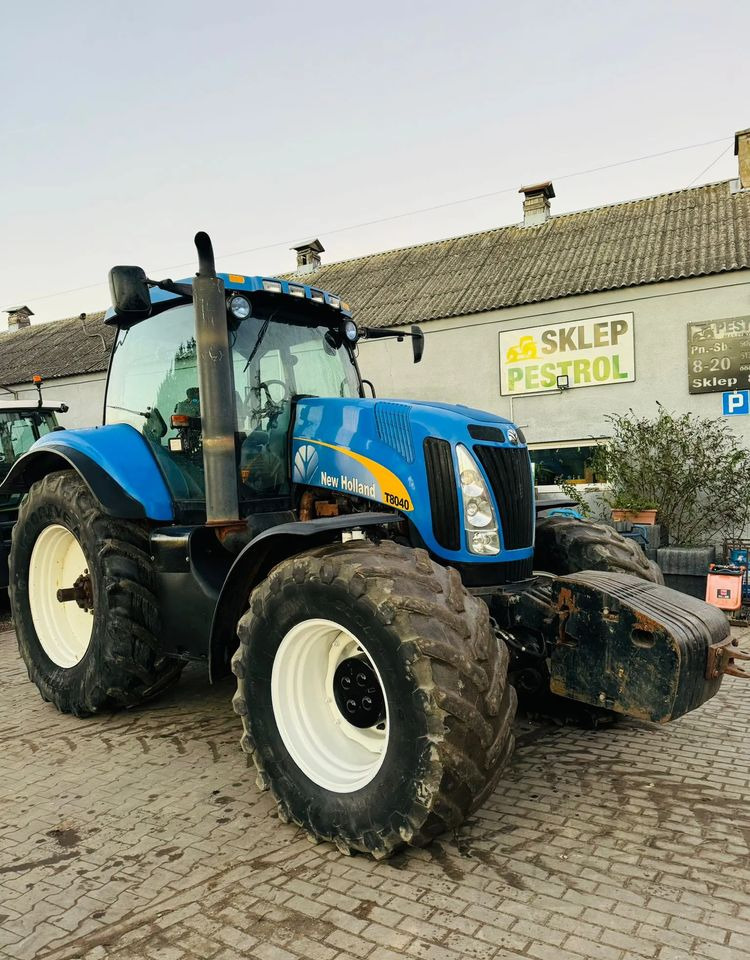New Holland T8040 - Tracteur agricole: photos 2 New Holland T8040 - Tracteur agricole: photos 2