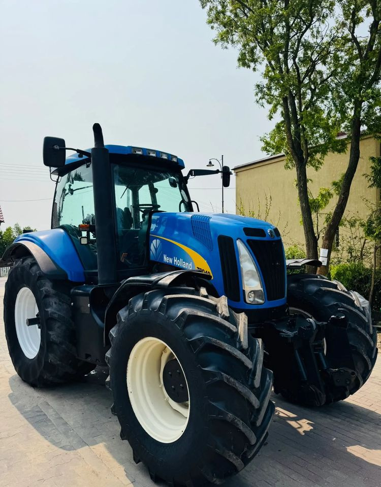 New Holland T8040 - Tracteur agricole: photos 1 New Holland T8040 - Tracteur agricole: photos 1
