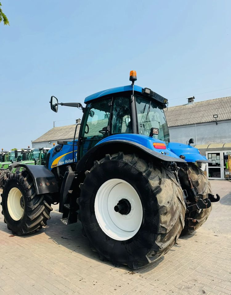 New Holland T8040 - Tracteur agricole: photos 5 New Holland T8040 - Tracteur agricole: photos 5