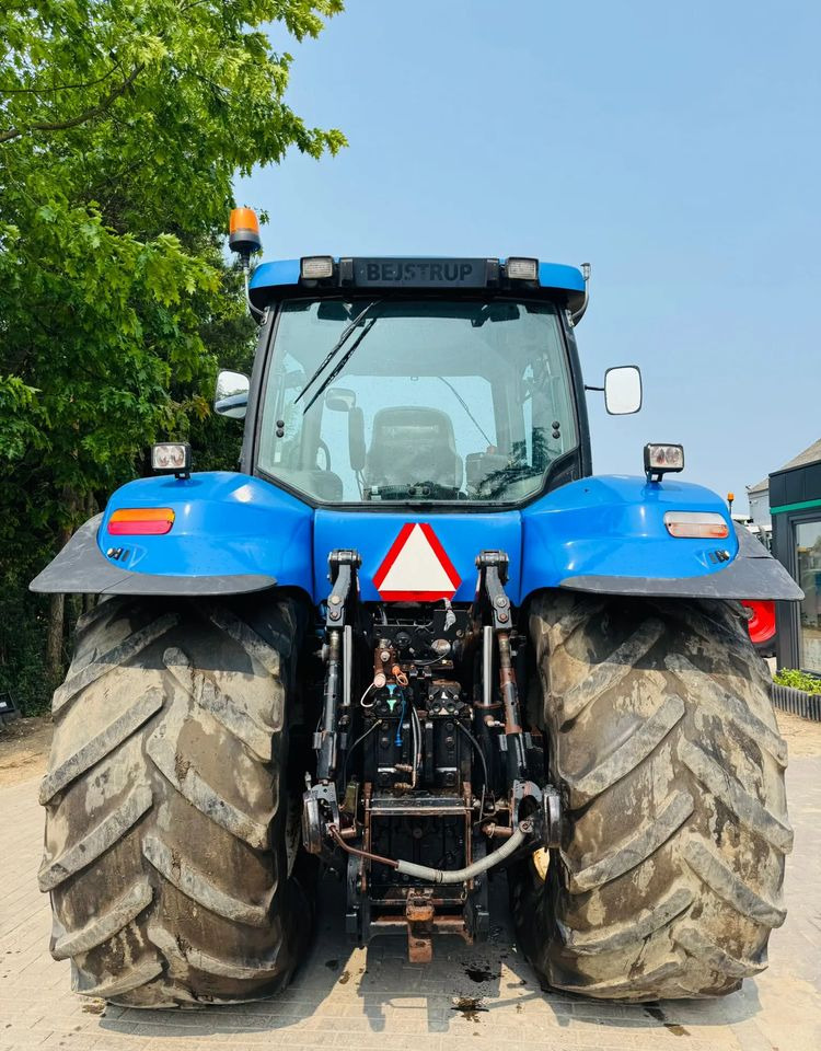 New Holland T8040 - Tracteur agricole: photos 4 New Holland T8040 - Tracteur agricole: photos 4