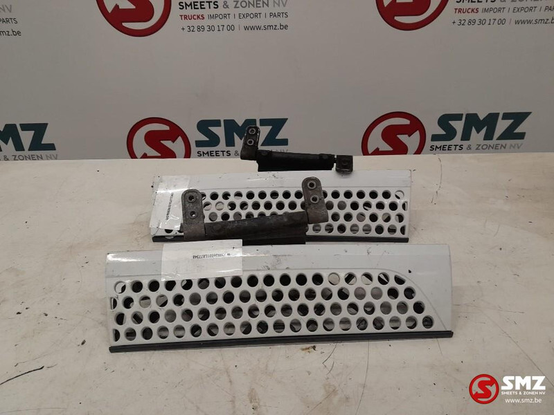 Mercedes-Benz Occ set radiatorgrille + opstap links en rechts Me - Calandre pour Camion: photos 1 Mercedes-Benz Occ set radiatorgrille + opstap links en rechts Me - Calandre pour Camion: photos 1