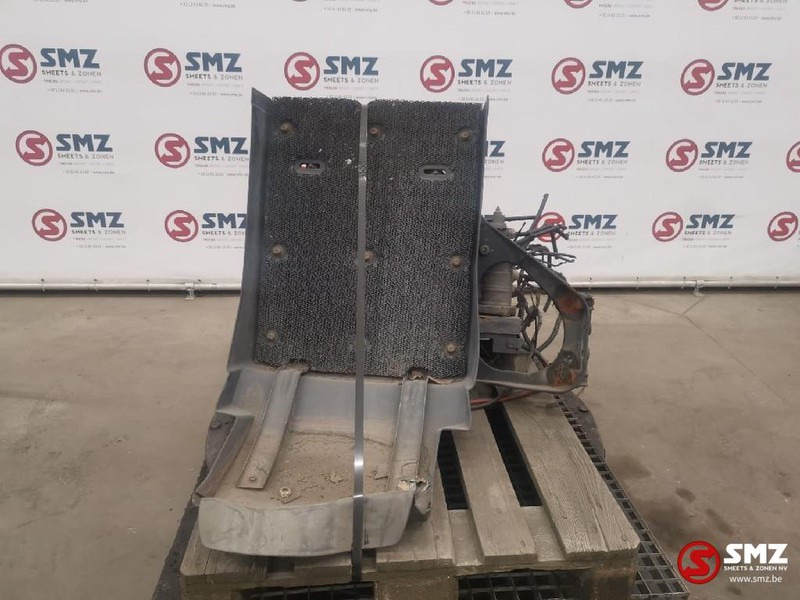 Volvo Occ Spatbord links met luchtketel Volvo FM9 - Carrosserie et extérieur pour Camion: photos 4 Volvo Occ Spatbord links met luchtketel Volvo FM9 - Carrosserie et extérieur pour Camion: photos 4