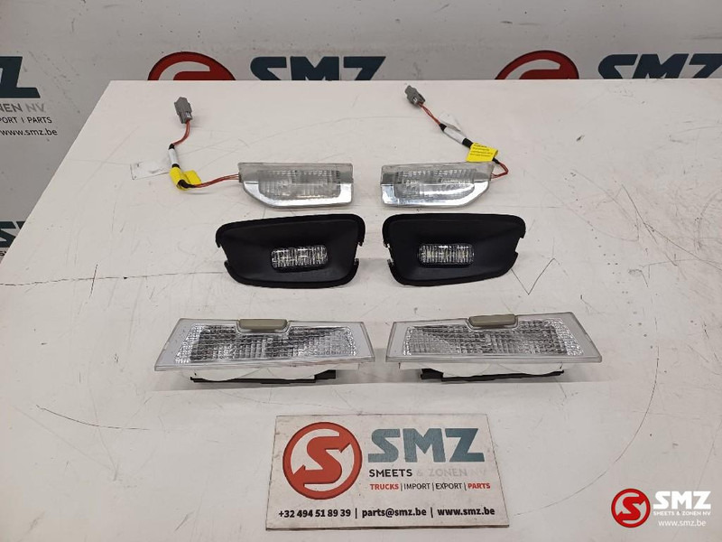 Volvo Occ set cabineverlichting deur + dak + binnen L/R - Cabine et intérieur pour Camion: photos 1 Volvo Occ set cabineverlichting deur + dak + binnen L/R - Cabine et intérieur pour Camion: photos 1