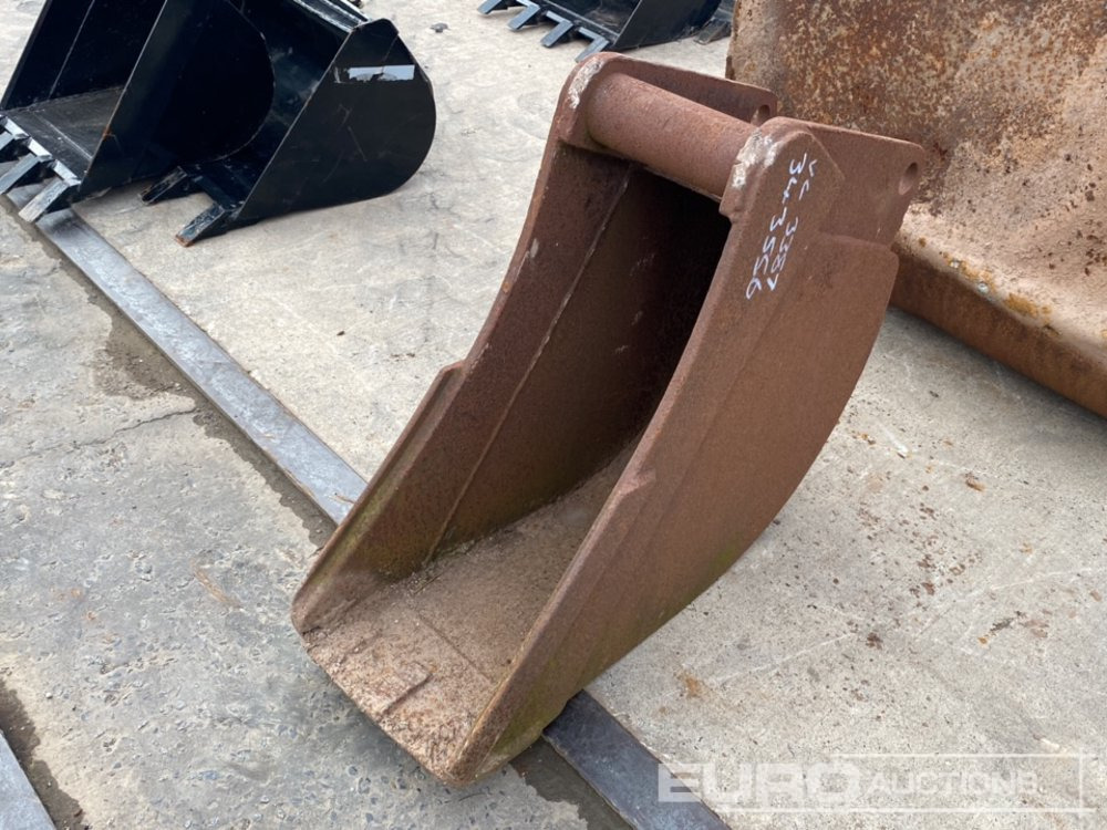 12" Digging Bucket to suit Dedicated Quick Hitch - Godet: photos 1 12" Digging Bucket to suit Dedicated Quick Hitch - Godet: photos 1