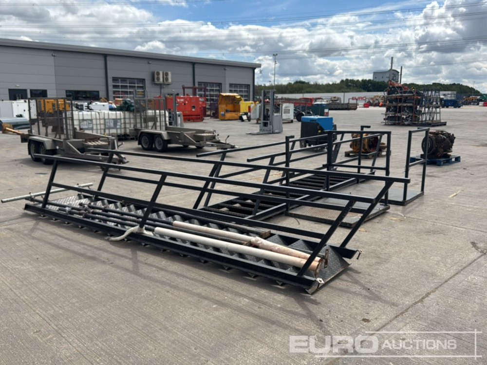 15 Step Steel Stairs, Access Platform, Handrails, Leg Supports (Cannot Be Reconsigned) (2 of) - Outil/ Équipement: photos 3 15 Step Steel Stairs, Access Platform, Handrails, Leg Supports (Cannot Be Reconsigned) (2 of) - Outil/ Équipement: photos 3