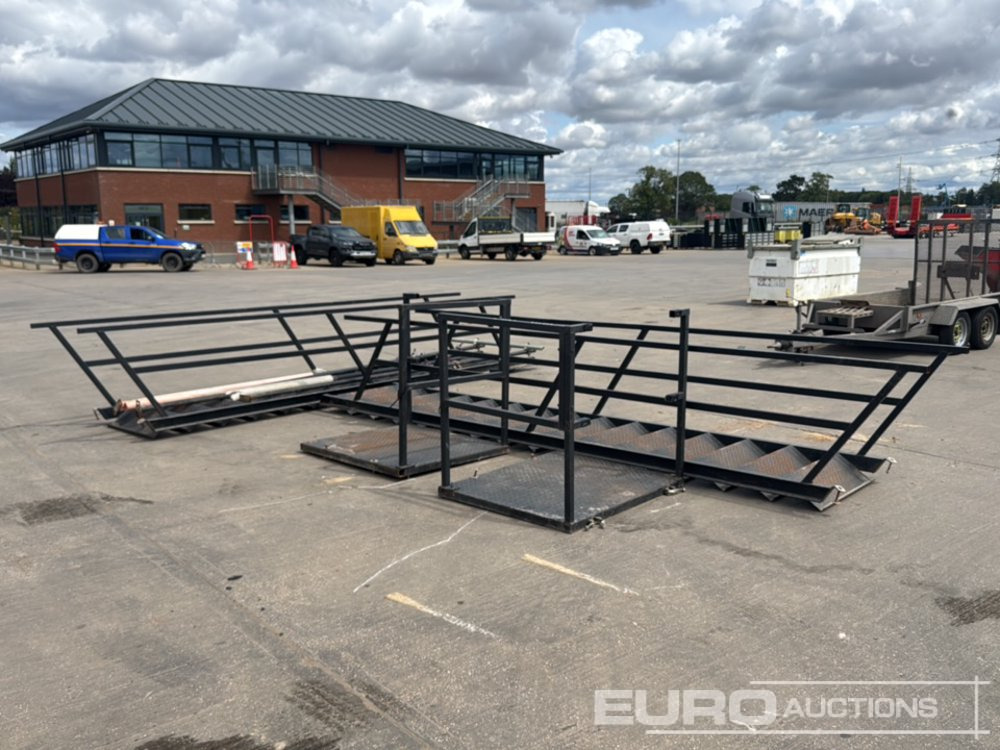 15 Step Steel Stairs, Access Platform, Handrails, Leg Supports (Cannot Be Reconsigned) (2 of) - Outil/ Équipement: photos 4 15 Step Steel Stairs, Access Platform, Handrails, Leg Supports (Cannot Be Reconsigned) (2 of) - Outil/ Équipement: photos 4