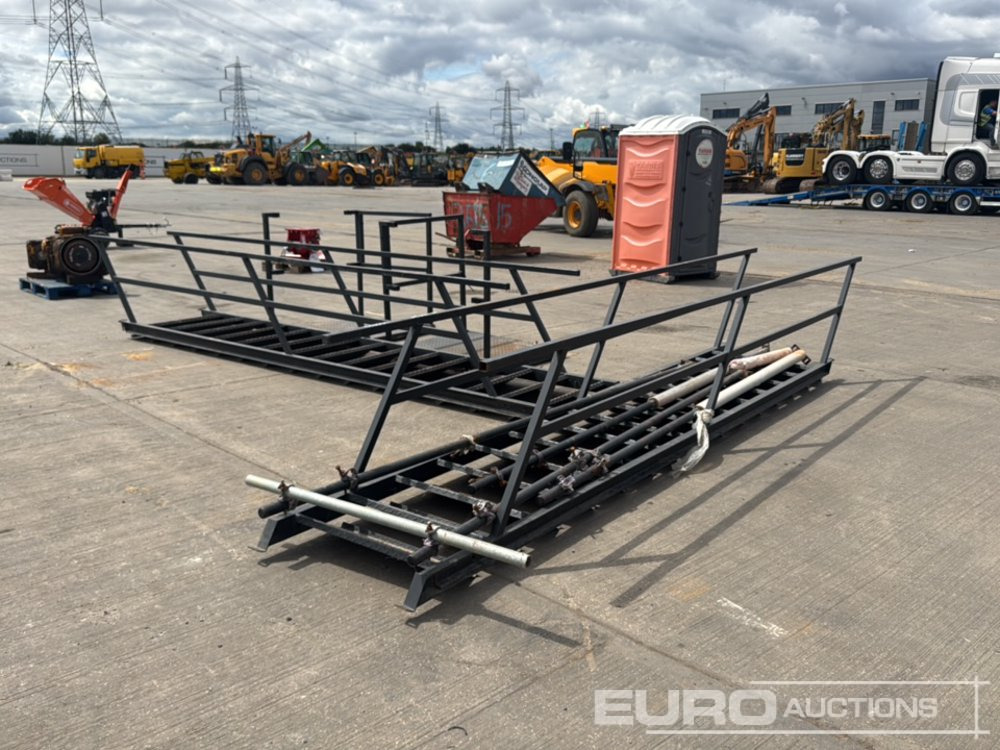15 Step Steel Stairs, Access Platform, Handrails, Leg Supports (Cannot Be Reconsigned) (2 of) - Outil/ Équipement: photos 2 15 Step Steel Stairs, Access Platform, Handrails, Leg Supports (Cannot Be Reconsigned) (2 of) - Outil/ Équipement: photos 2