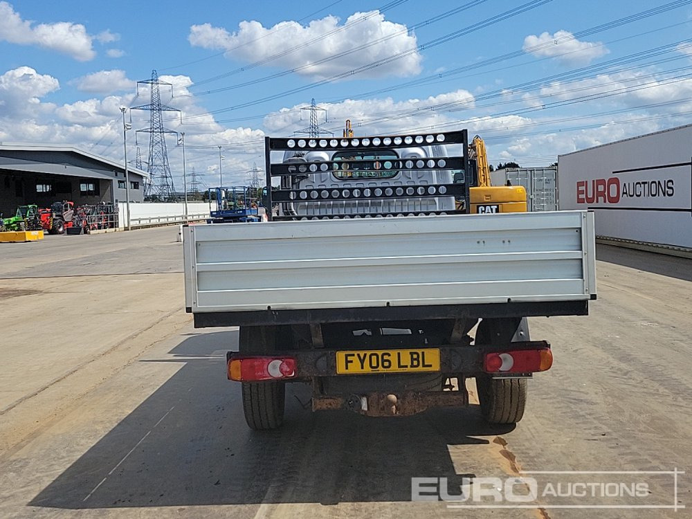2006 Nissan Cabstar 34.10 - Utilitaire plateau: photos 4 2006 Nissan Cabstar 34.10 - Utilitaire plateau: photos 4