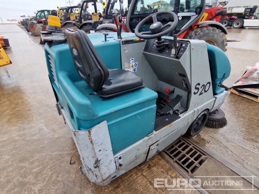 2011 Tennant Diesel Ride On Floor Scrubber - Matériel de chantier: photos 5 2011 Tennant Diesel Ride On Floor Scrubber - Matériel de chantier: photos 5