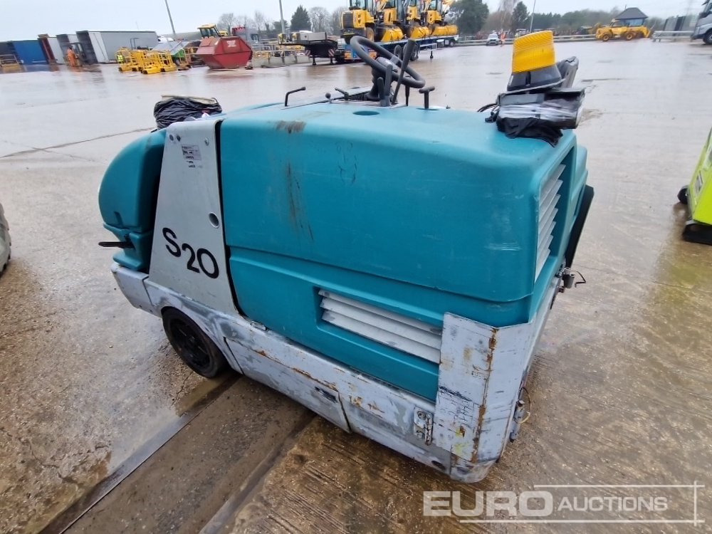 2011 Tennant Diesel Ride On Floor Scrubber - Matériel de chantier: photos 3 2011 Tennant Diesel Ride On Floor Scrubber - Matériel de chantier: photos 3