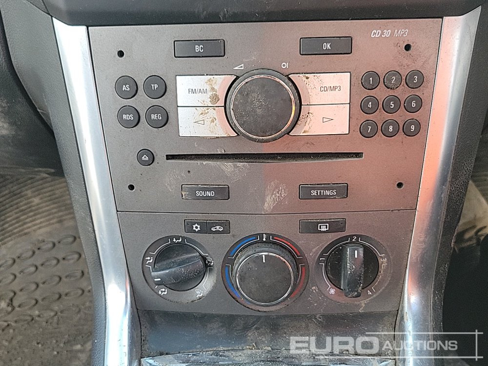 SUV 2012 Vauxhall Antara: photos 30