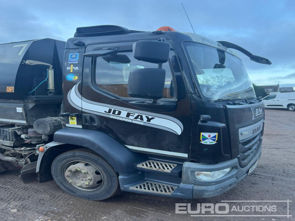 2014 DAF LF220 - Balayeuse de voirie: photos 2 2014 DAF LF220 - Balayeuse de voirie: photos 2