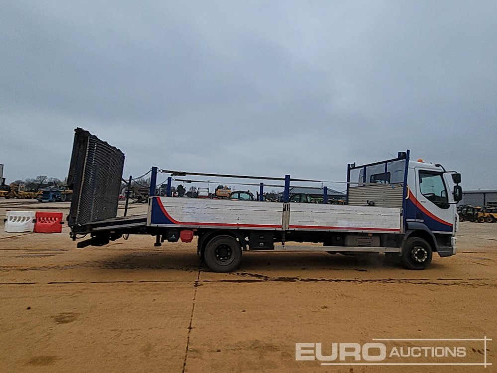 Camion plateau pour transport de équipements lourds 2016 DAF 210: photos 6