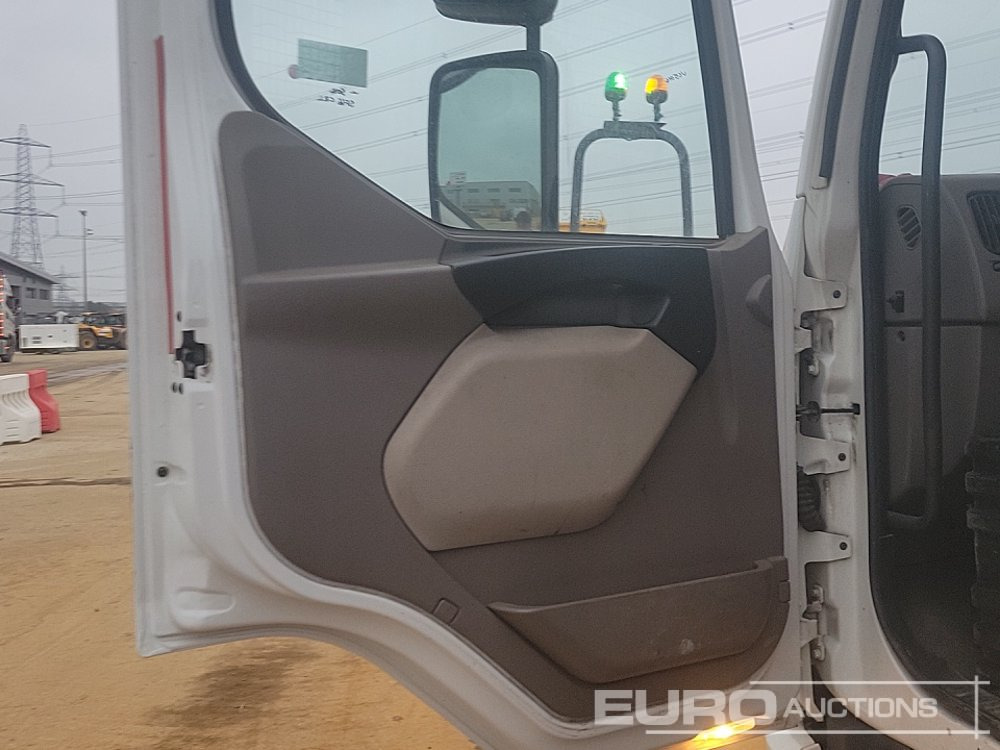 Camion plateau pour transport de équipements lourds 2016 DAF 210: photos 15