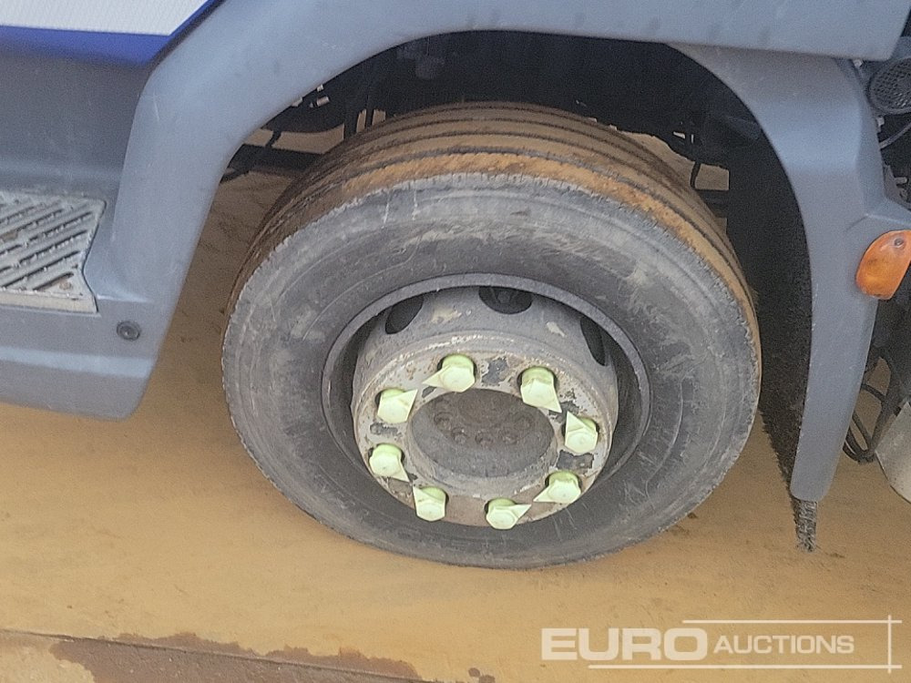 Camion plateau pour transport de équipements lourds 2016 DAF 210: photos 9