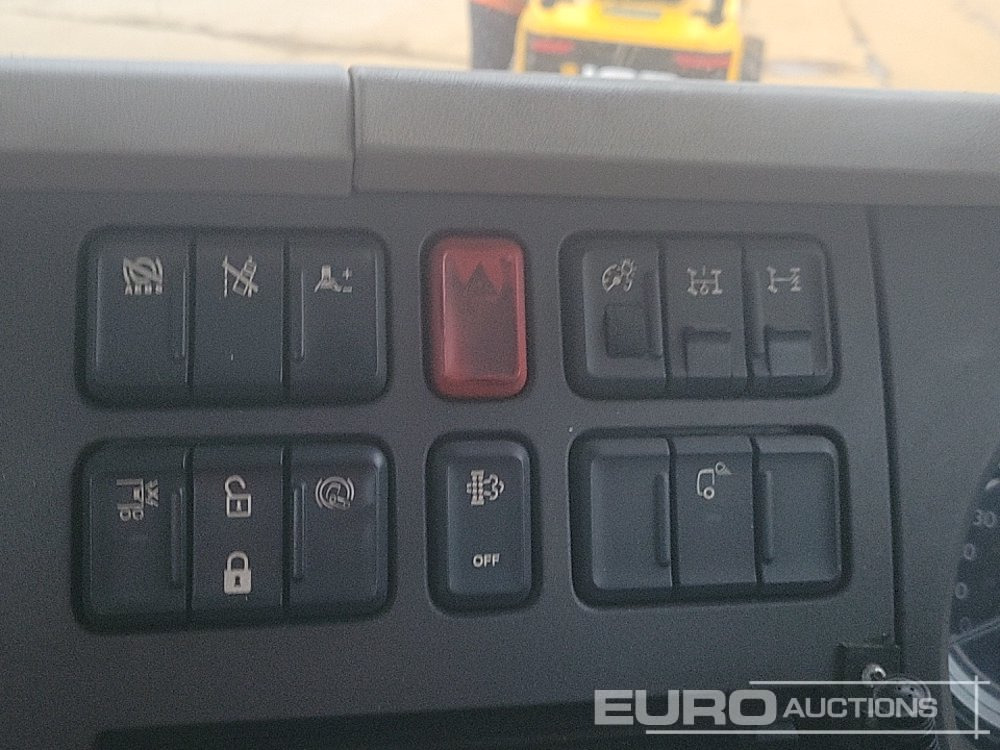 Camion plateau pour transport de équipements lourds 2016 DAF 210: photos 23