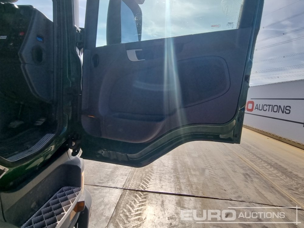 Camion plateau pour transport de équipements lourds 2016 Scania P370: photos 33