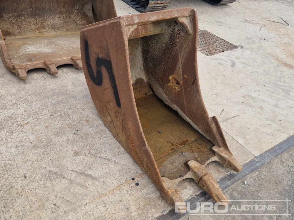 24" Digging Bucket to suit Dedicated Quick Hitch - Godet: photos 1 24" Digging Bucket to suit Dedicated Quick Hitch - Godet: photos 1