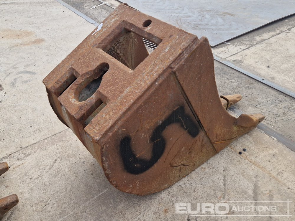 24" Digging Bucket to suit Dedicated Quick Hitch - Godet: photos 4 24" Digging Bucket to suit Dedicated Quick Hitch - Godet: photos 4