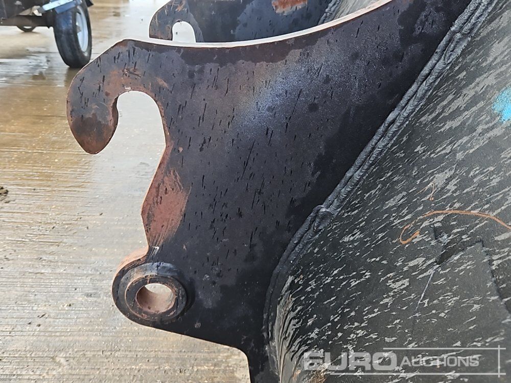 Godet 62" Loading Bucket to suit Telehandler: photos 13