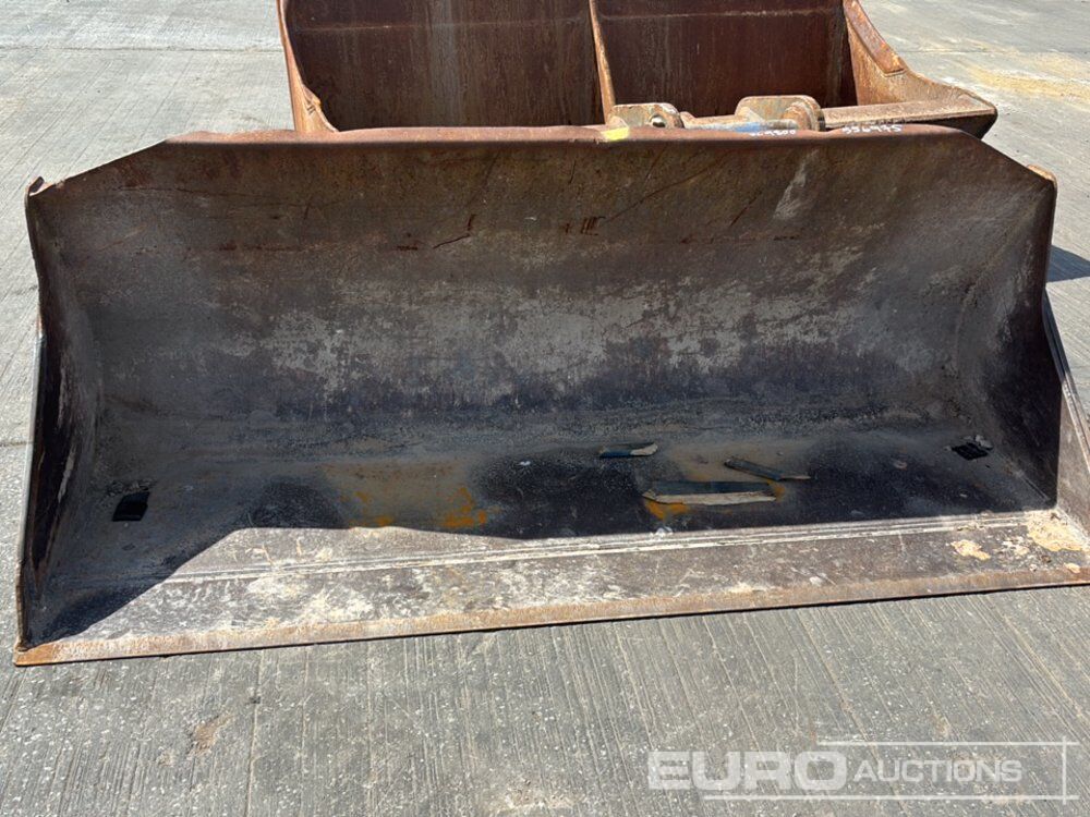 Godet 92" Loading Bucket to suit Manitou Telehandler: photos 7