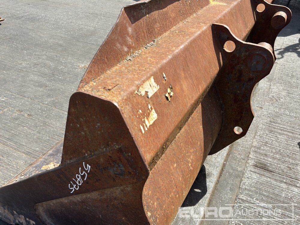Godet 92" Loading Bucket to suit Manitou Telehandler: photos 10
