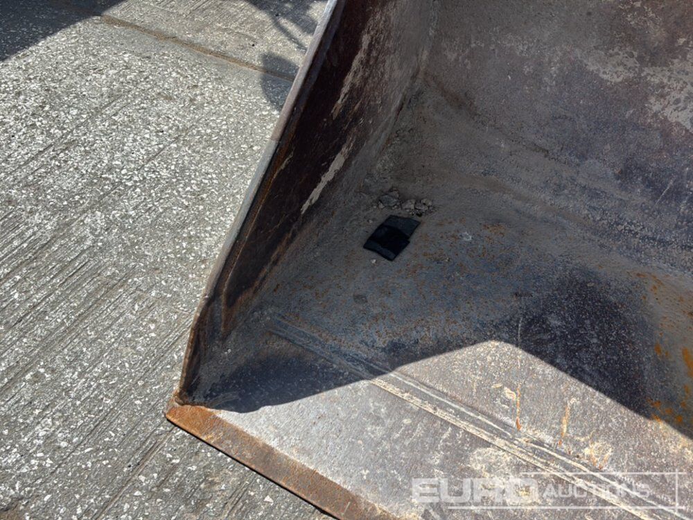 Godet 92" Loading Bucket to suit Manitou Telehandler: photos 8