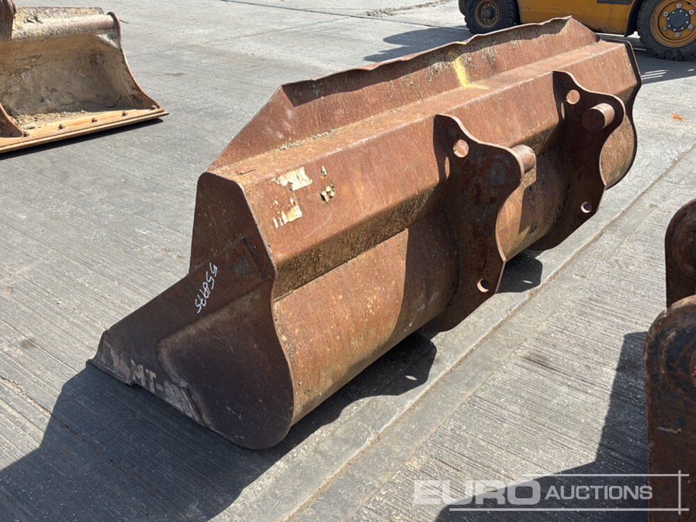 92" Loading Bucket to suit Manitou Telehandler - Godet: photos 3 92" Loading Bucket to suit Manitou Telehandler - Godet: photos 3