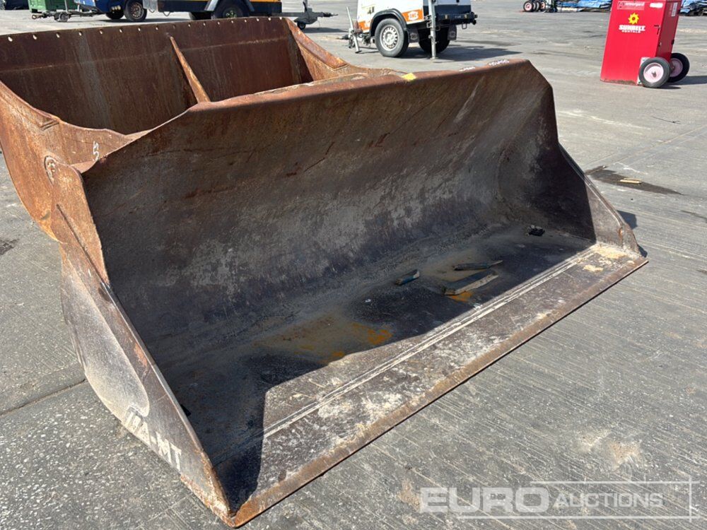 Godet 92" Loading Bucket to suit Manitou Telehandler: photos 6