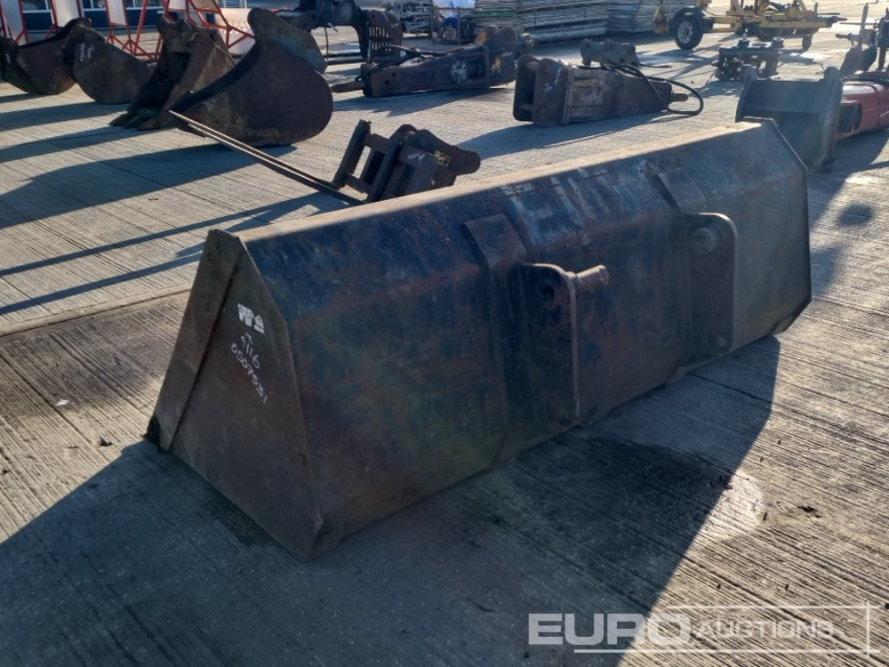 94" Loading Bucket to suit Manitou Telehandler - Godet: photos 3 94" Loading Bucket to suit Manitou Telehandler - Godet: photos 3