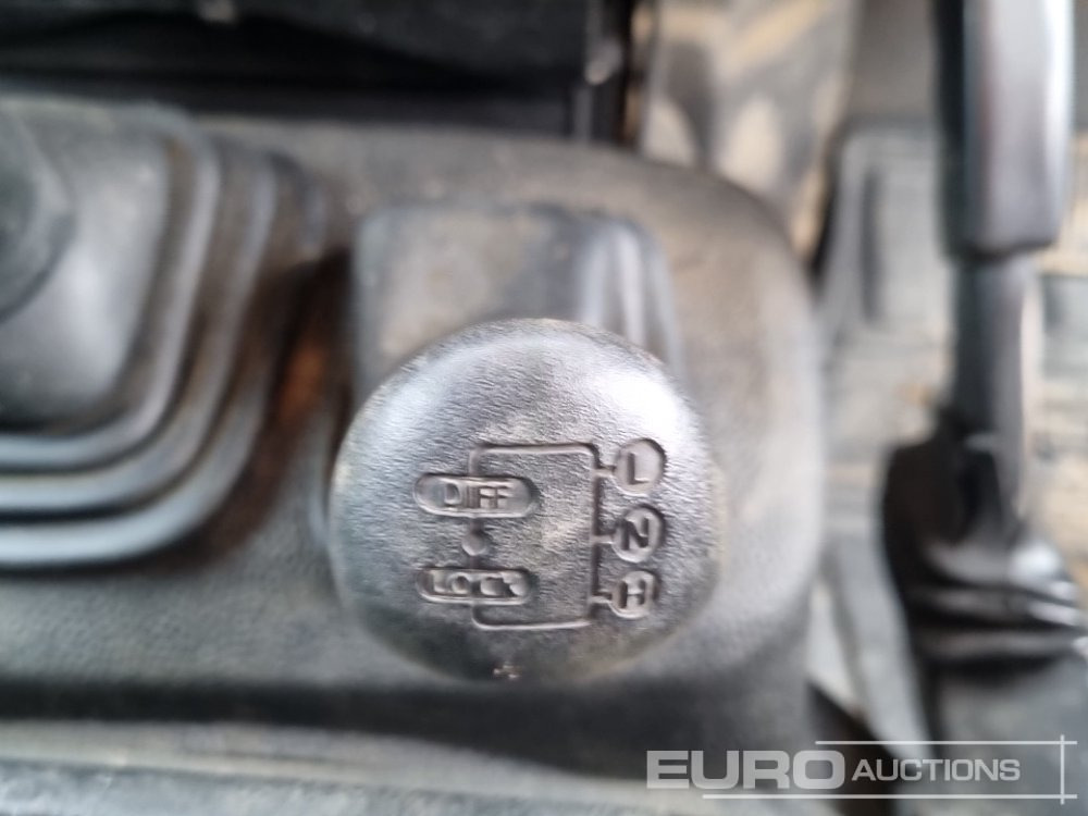 SUV Land Rover Defender: photos 37