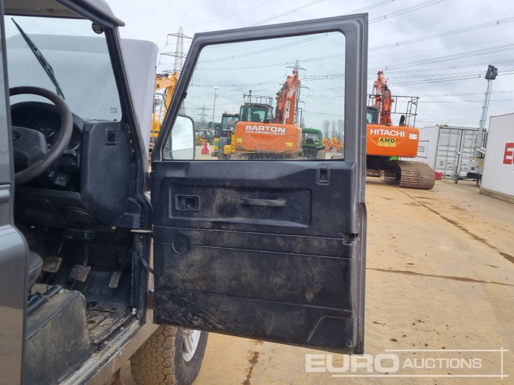 SUV Land Rover Defender: photos 27