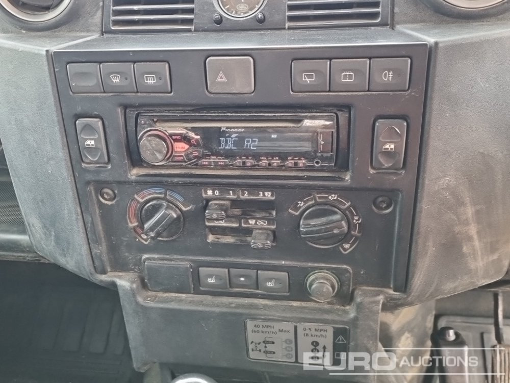 SUV Land Rover Defender: photos 32