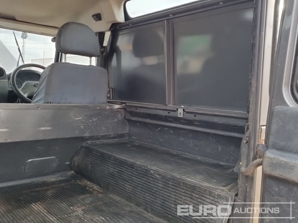 SUV Land Rover Defender: photos 23