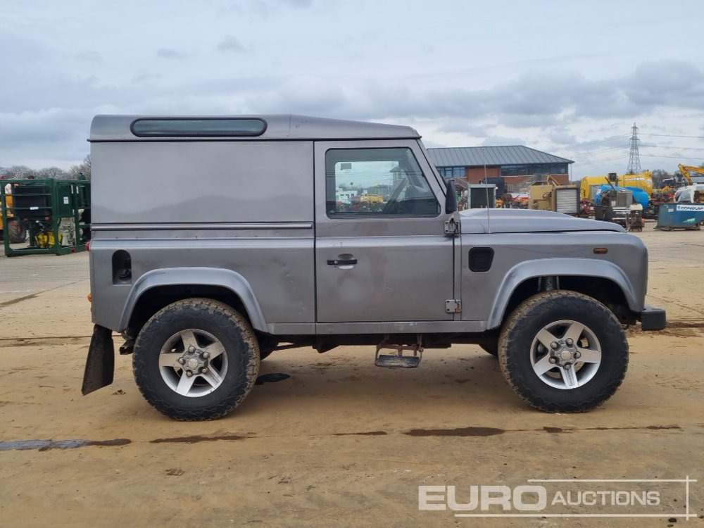SUV Land Rover Defender: photos 6
