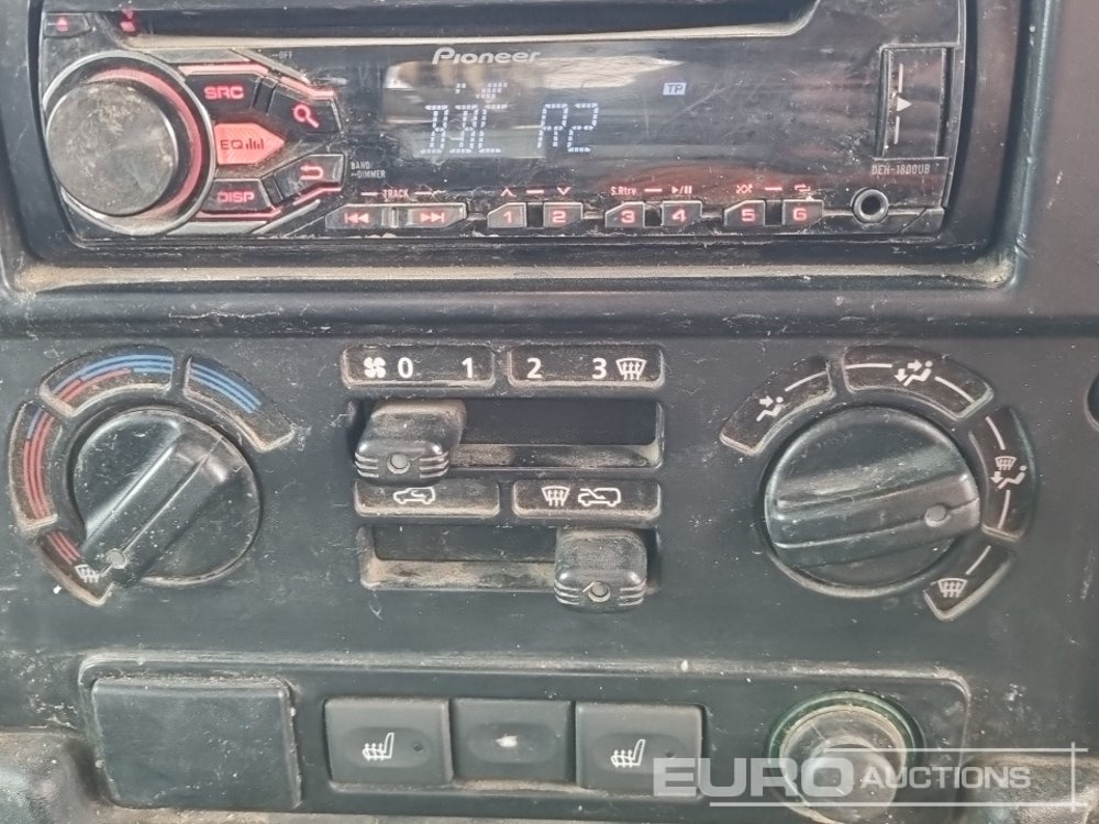 SUV Land Rover Defender: photos 34