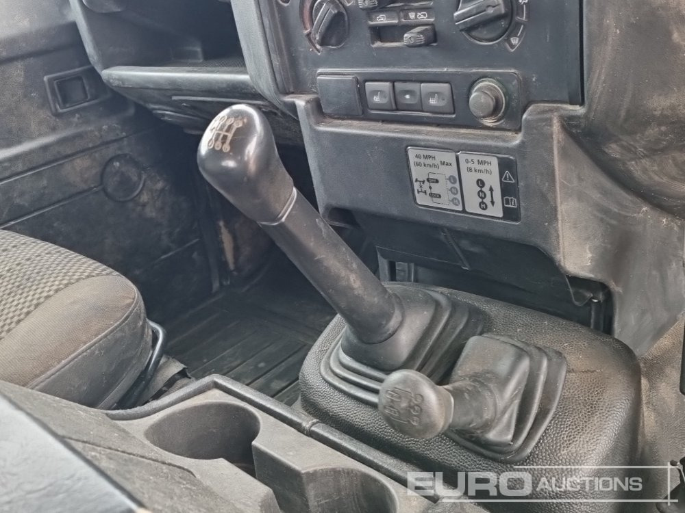 SUV Land Rover Defender: photos 30