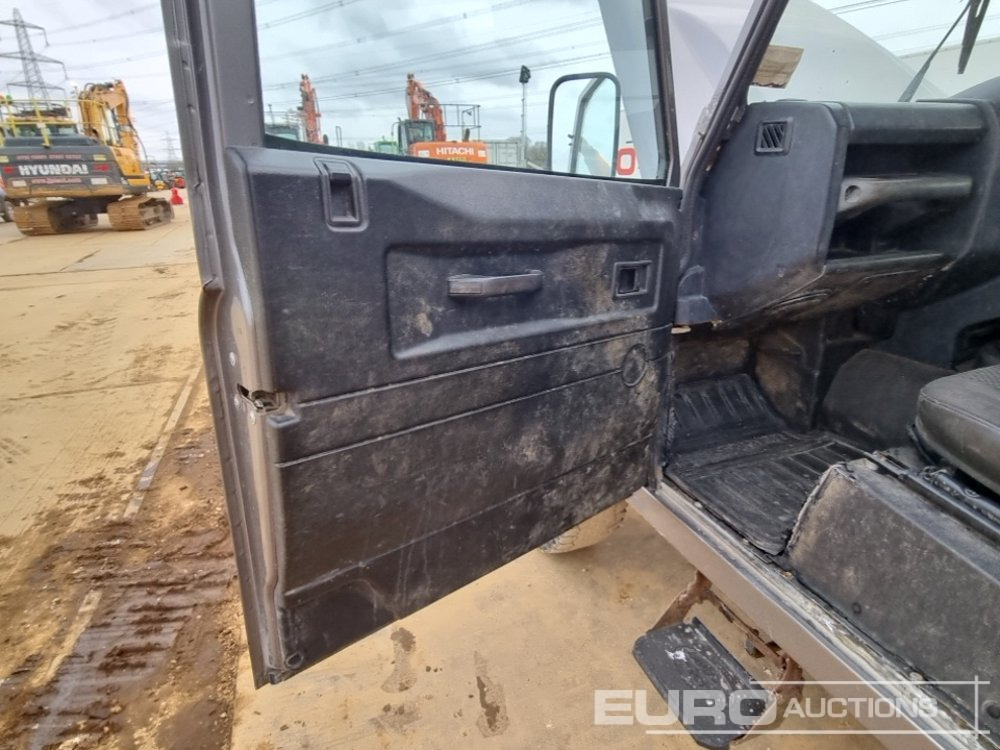 SUV Land Rover Defender: photos 25