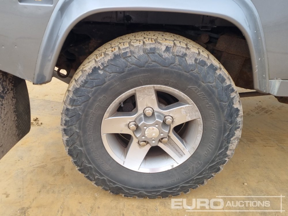 SUV Land Rover Defender: photos 11