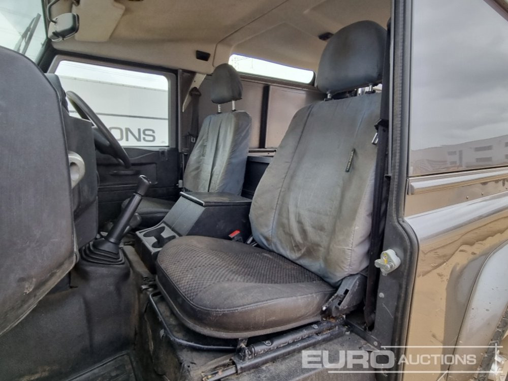 SUV Land Rover Defender: photos 26