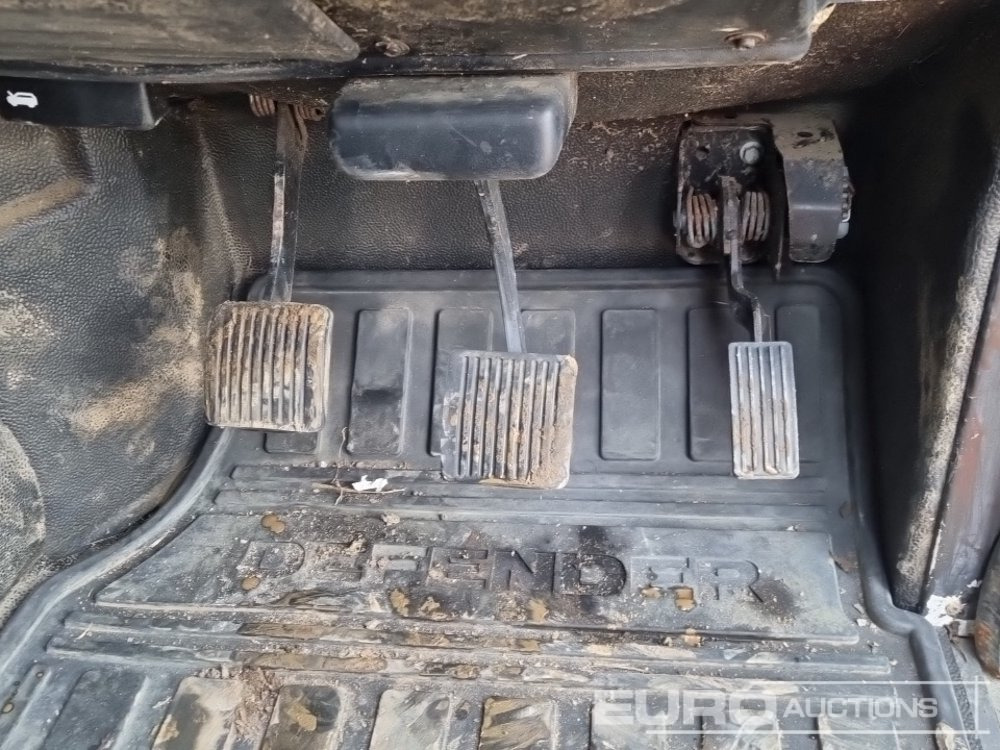 SUV Land Rover Defender: photos 29