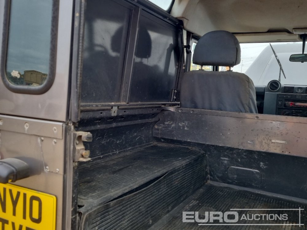 SUV Land Rover Defender: photos 24